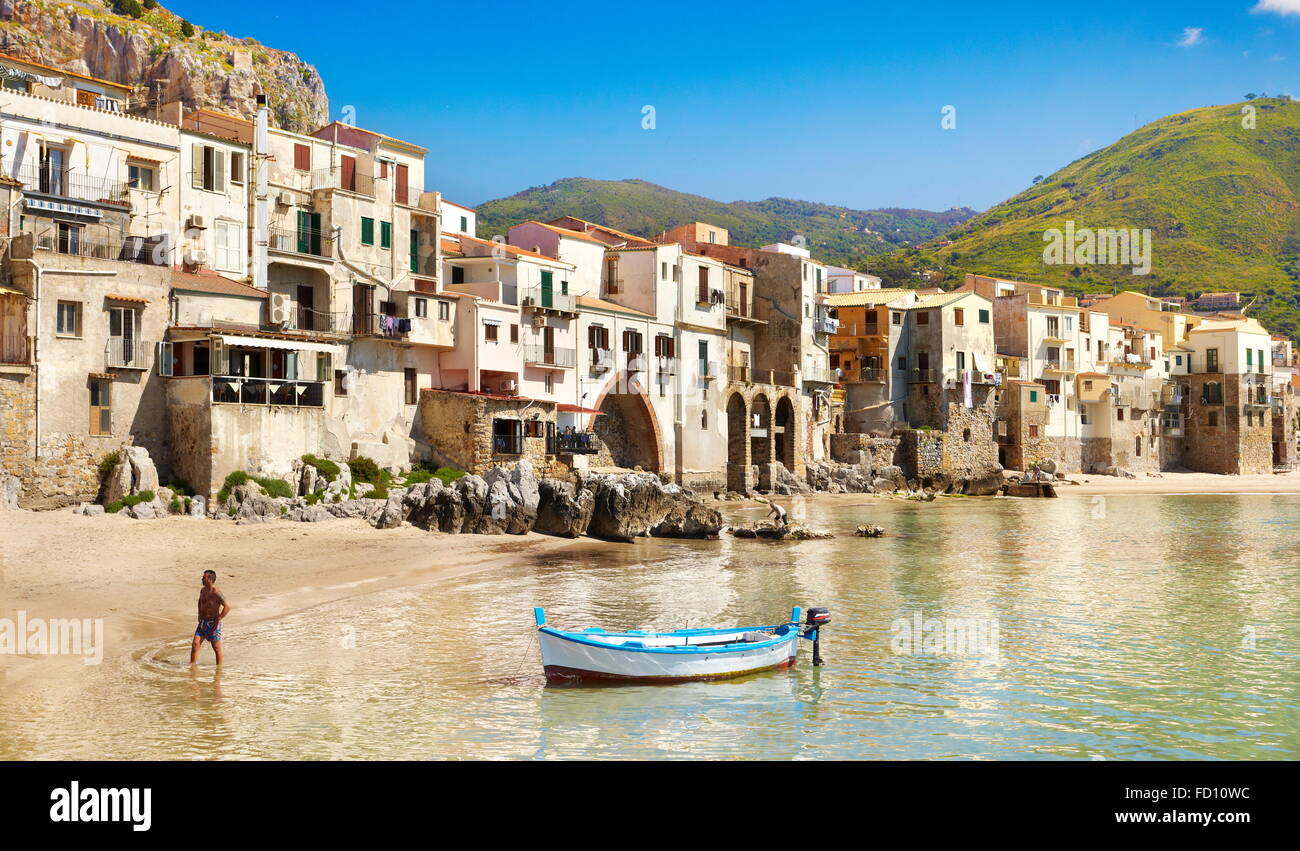 Bateau de pêche et des maisons médiévales de Cefalu, Sicile, Italie Banque D'Images