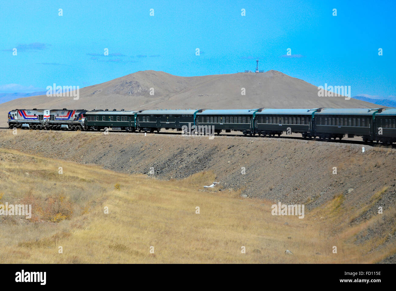 Train transsibérien en-route à travers le désert de Gobi en Mongolie Banque D'Images