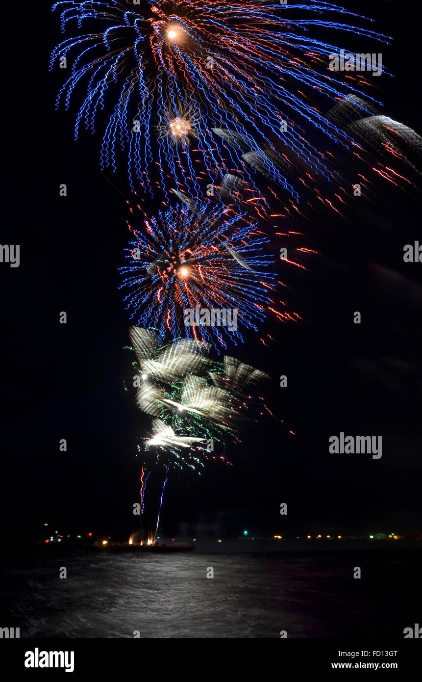 D'artifice de la fête de l'Australie sur l'Océan Indien à baigneurs Plage, Fremantle, Australie Banque D'Images