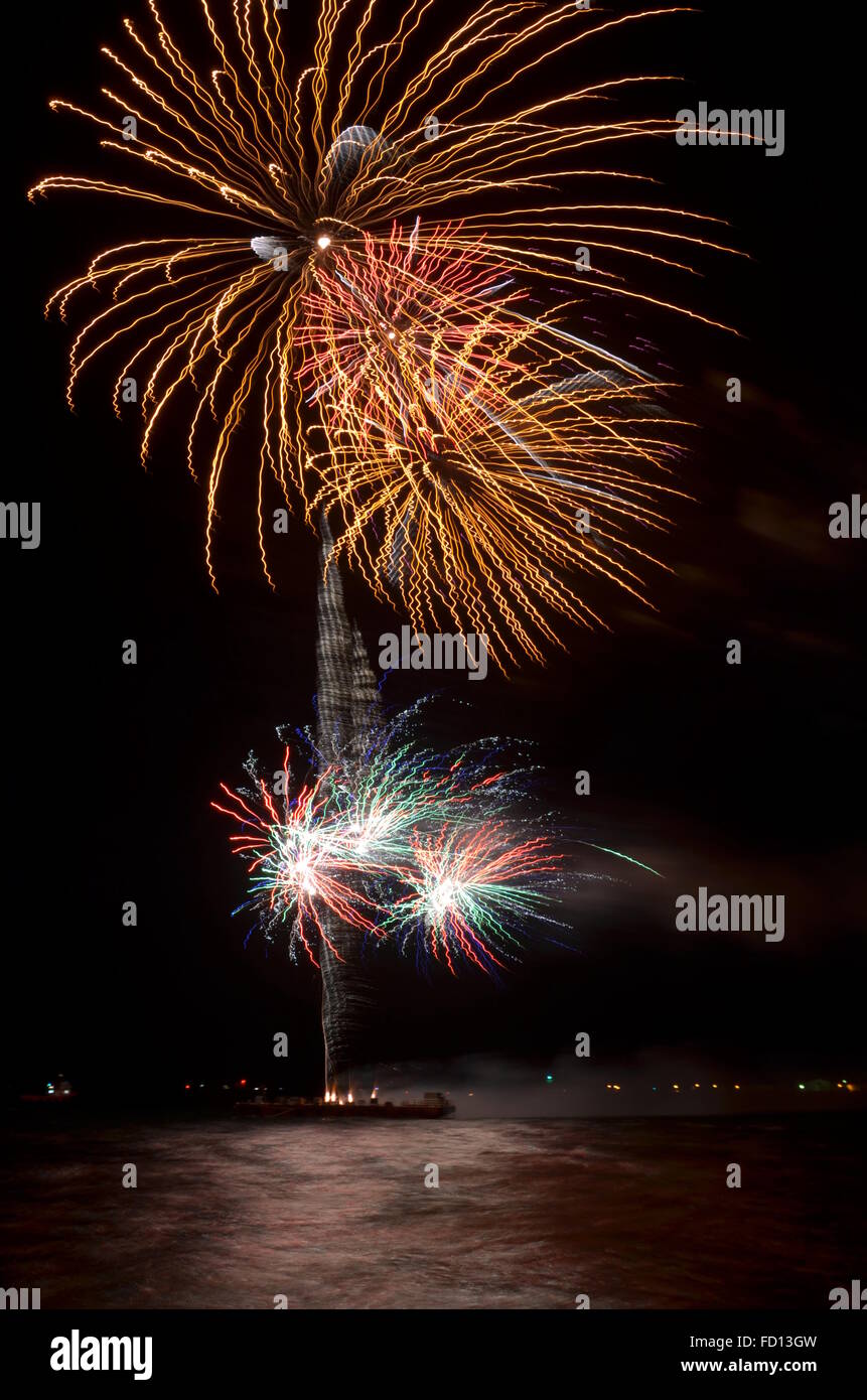 D'artifice de la fête de l'Australie sur l'Océan Indien à baigneurs Plage, Fremantle, Australie Banque D'Images