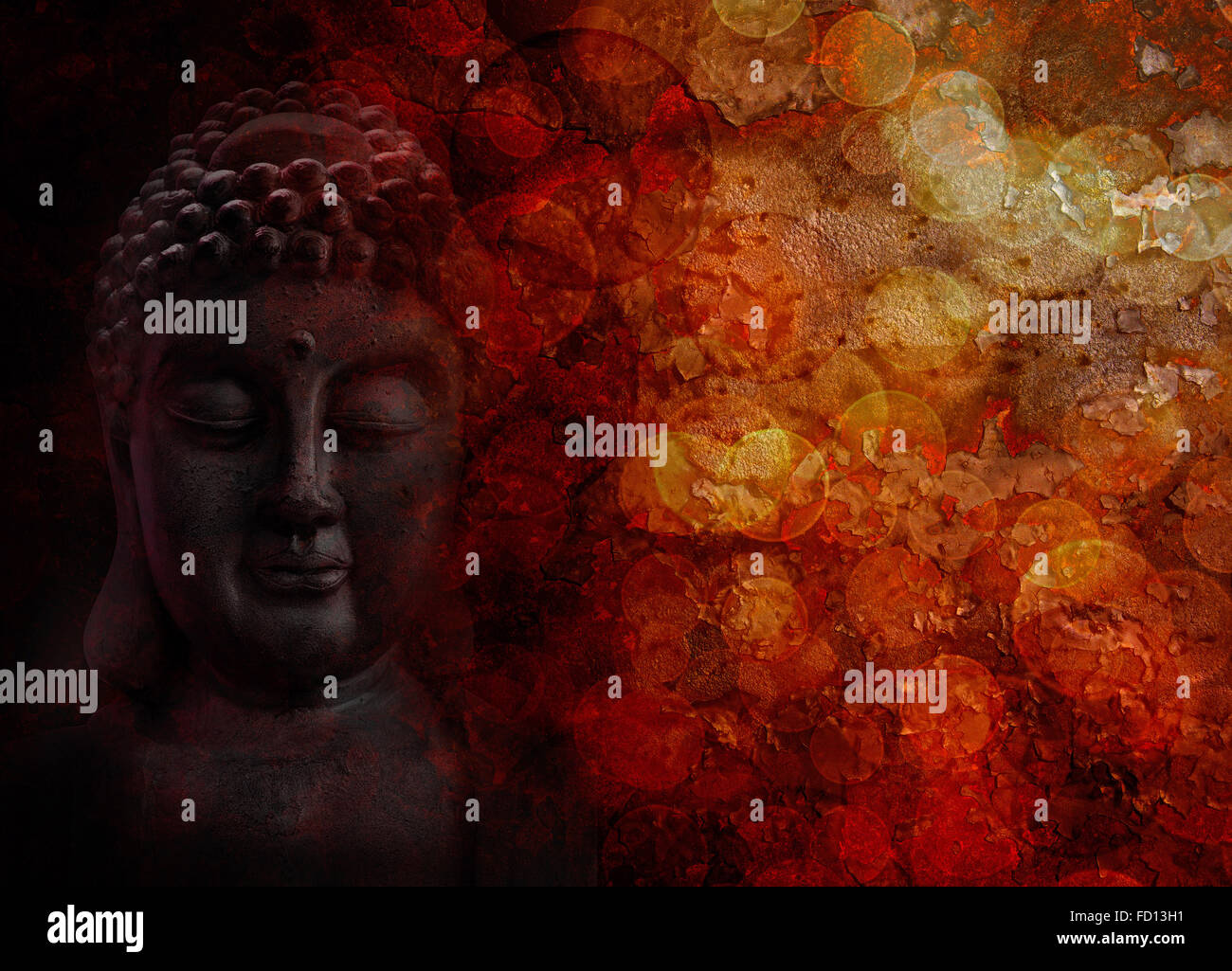 Zen bronze statue de Bouddha méditant Face Portrait avant avec texture floue fond rouge Banque D'Images