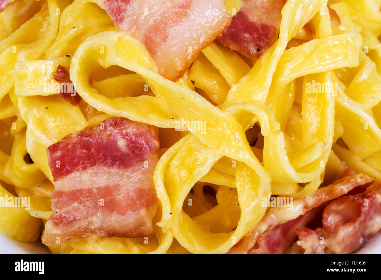 La cuisine italienne, du bacon et des pâtes avec du poivre noir, l'arrière-plan Banque D'Images