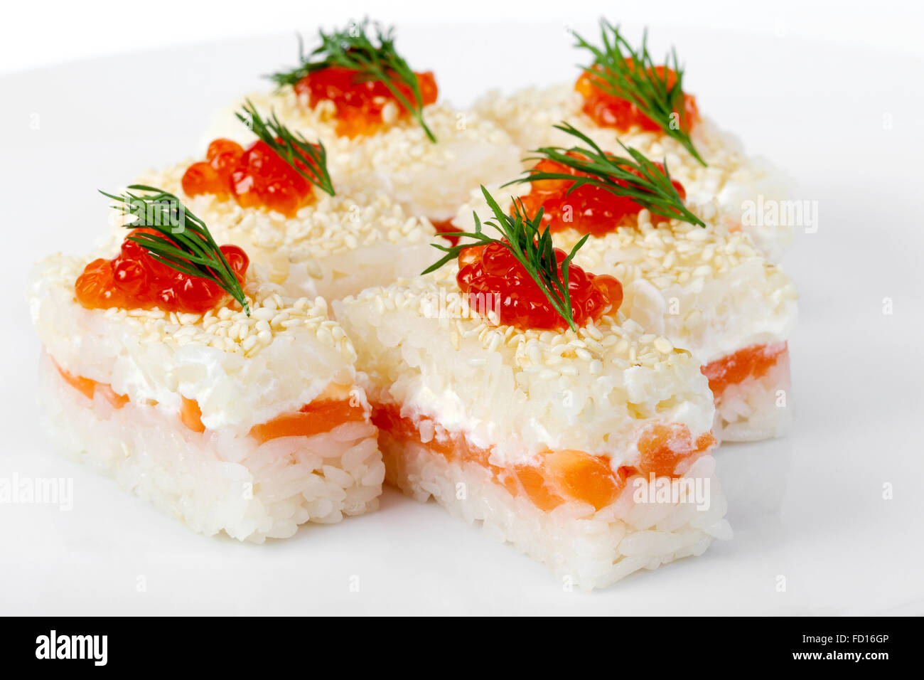 Maki Sushi au saumon, caviar rouge. Selective focus Banque D'Images