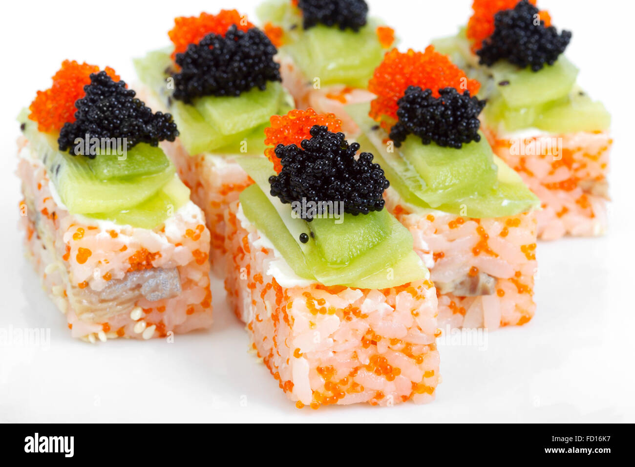 Maki Sushi au saumon, caviar rouge et noir. Selective focus Banque D'Images