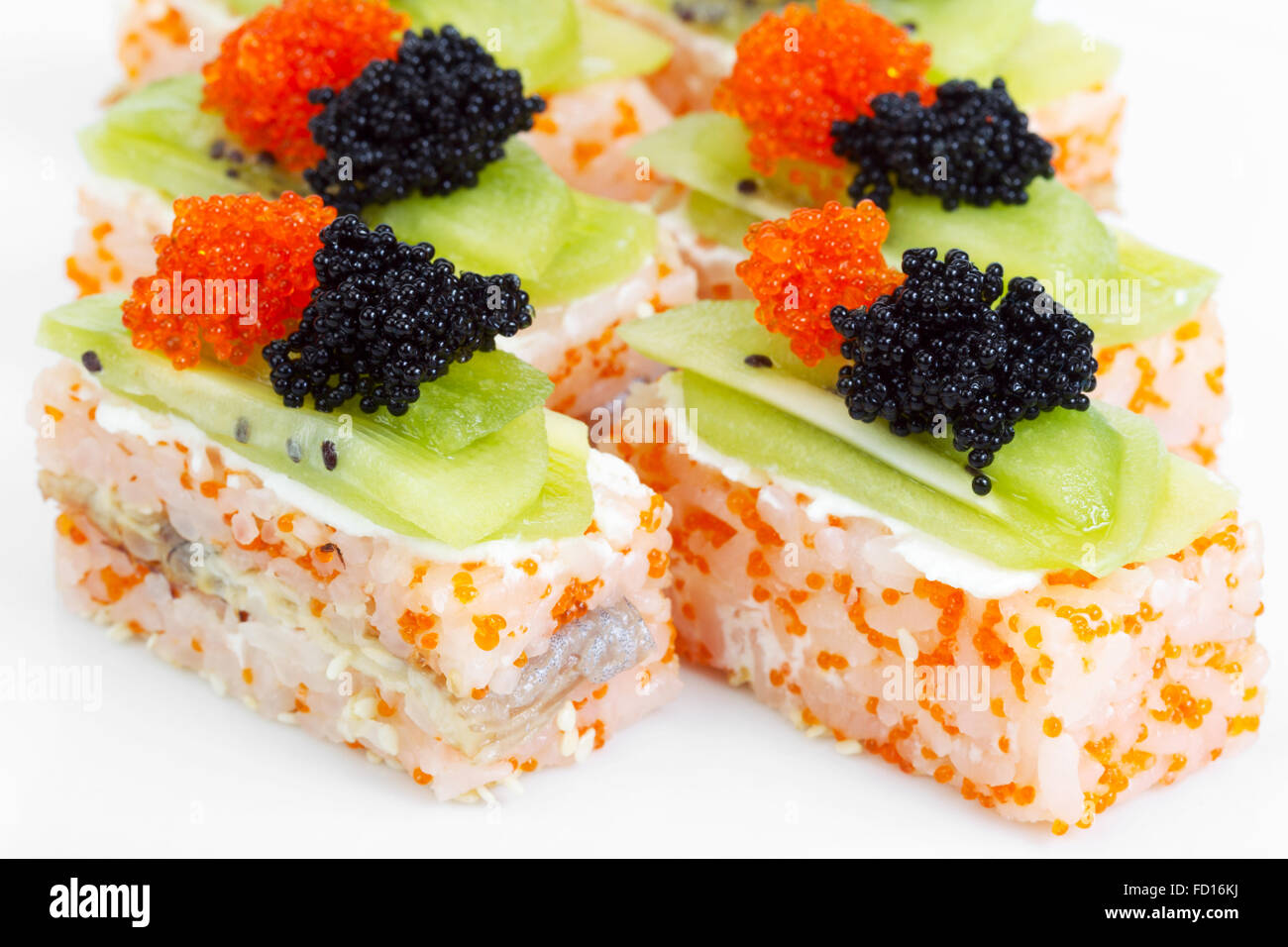 Maki Sushi au saumon, caviar rouge et noir. Surmontées de Tobiko Banque D'Images