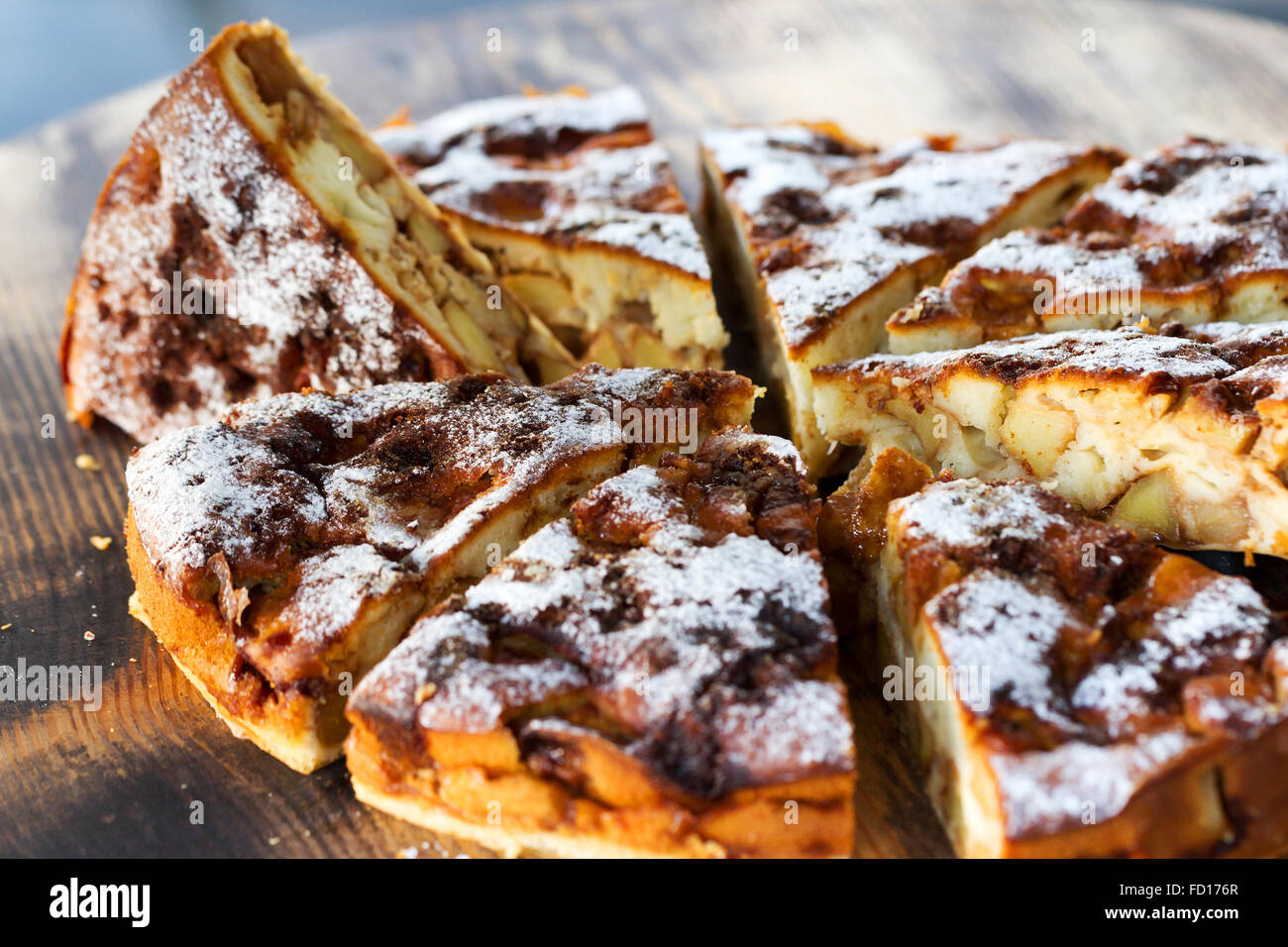 Gâteau éponge authentique avec les raisins secs, la cannelle et les pommes. Matin, à la mode d'éclairage atmosphérique spot branché soft focus. Banque D'Images