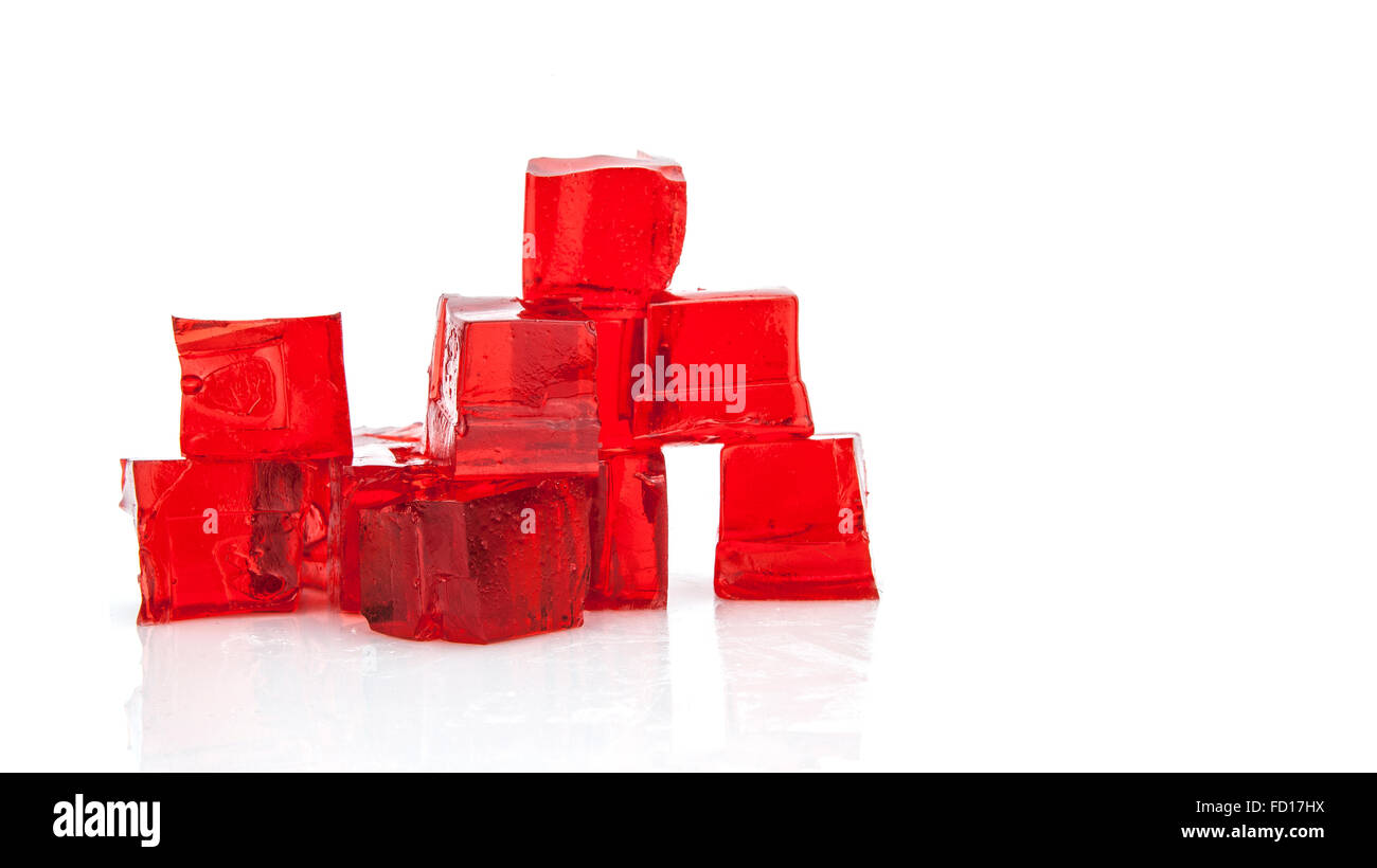 Cubes de gelée rouge sur fond blanc Banque D'Images
