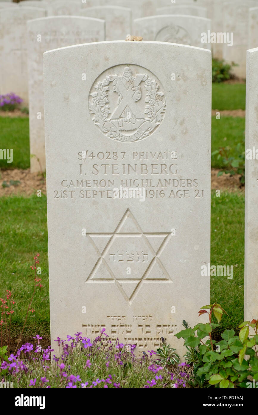 La pierre tombale d'un soldat juif, Steinberg, des Cameron Highlanders dans Delville Wood Cemetery. Banque D'Images