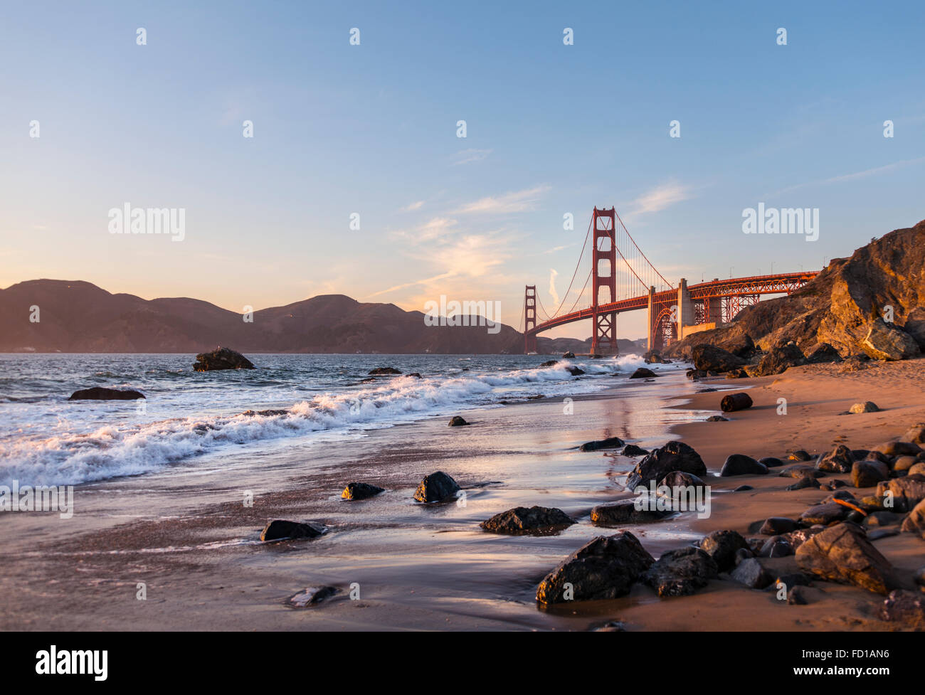 Golden Gate Bridge, Marshall's Beach, côte rocheuse, San Francisco, États-Unis Banque D'Images