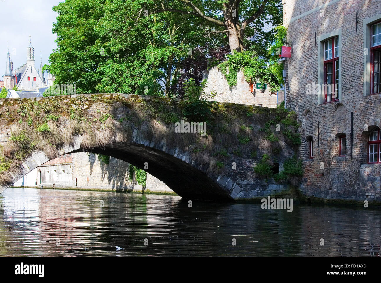 Pont médiéval sur canal, Belgique Banque D'Images