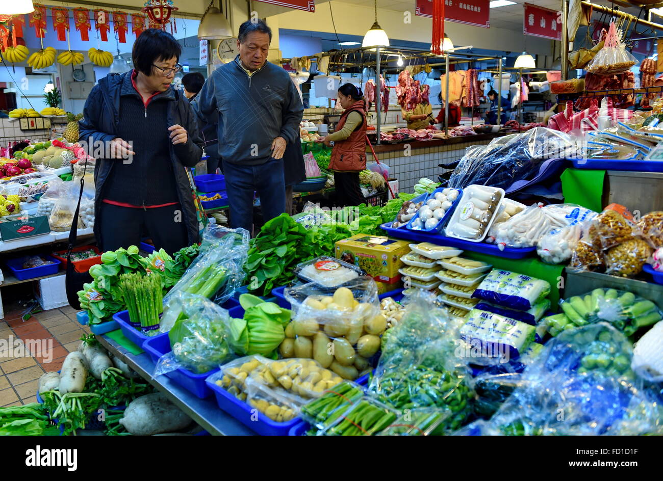 Taipei, Taiwan. 27 Jan, 2016. Les gens choisissent des légumes dans un marché à Taipei, Taiwan, du sud-est de la Chine, le 27 janvier 2016. Les prix des légumes à Taiwan a augmenté récemment en raison de la vague de froid. Selon les autorités locales, le froid a causé son secteur agricole à souffrir plus de 400 millions de dollars New Taiwan dollar dans les pertes, avec l'industrie de pêche de plus de 80 pour cent de cela. © Zhang Guojun/Xinhua/Alamy Live News Banque D'Images