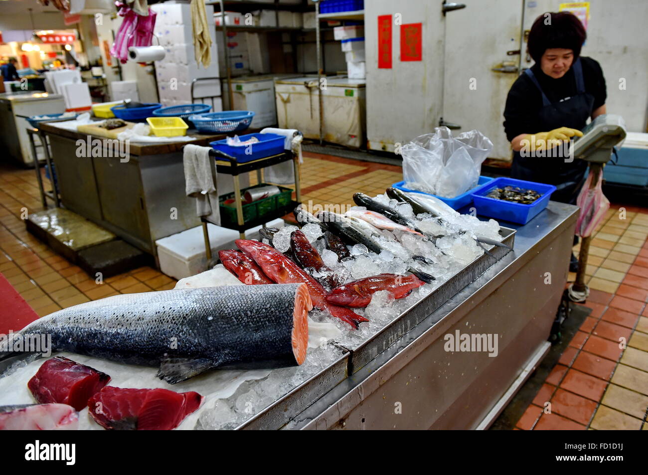 Taipei, Taiwan. 27 Jan, 2016. Un vendeur de produits aquatiques travaille à un marché à Taipei, Taiwan, du sud-est de la Chine, le 27 janvier 2016. Les prix des légumes à Taiwan a augmenté récemment en raison de la vague de froid. Selon les autorités locales, le froid a causé son secteur agricole à souffrir plus de 400 millions de dollars New Taiwan dollar dans les pertes, avec l'industrie de pêche de plus de 80 pour cent de cela. © Zhang Guojun/Xinhua/Alamy Live News Banque D'Images