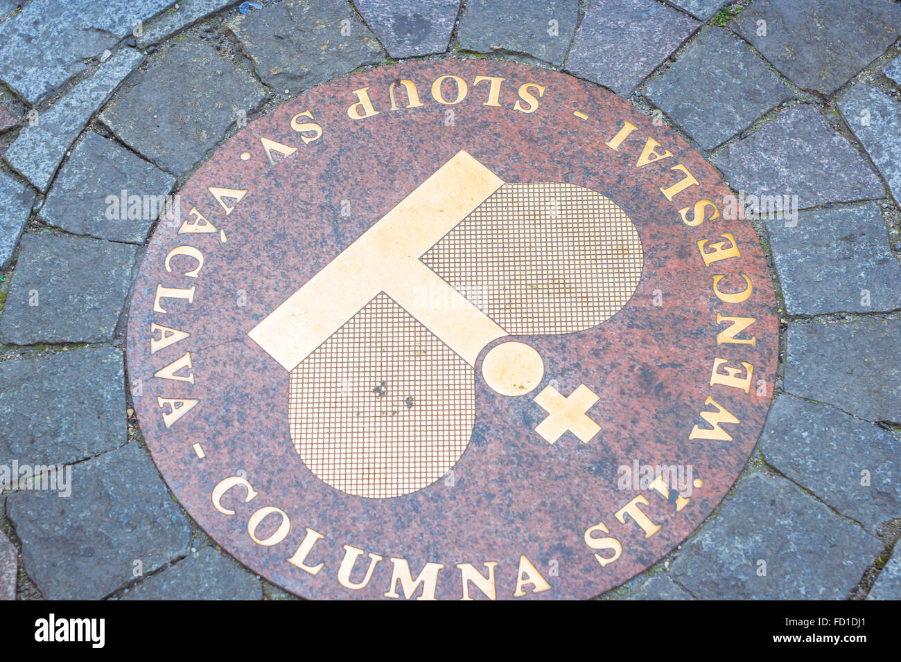PRAGUE, RÉPUBLIQUE TCHÈQUE - 27 août 2015 : dalle ronde de granit rouge avec une couronne d'or, Vieille Ville, Prague, République Tchèque Banque D'Images