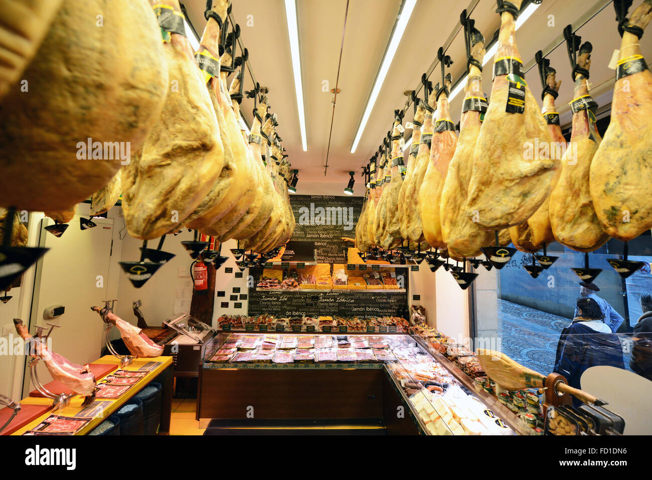 Jambon suspendu dans une boutique spécialisée ham à Bilbao, en Espagne. Banque D'Images