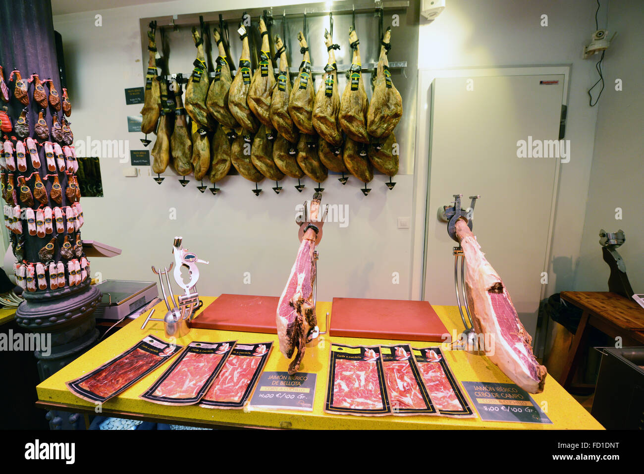 Jambon suspendu dans une boutique spécialisée ham à Bilbao, en Espagne. Banque D'Images