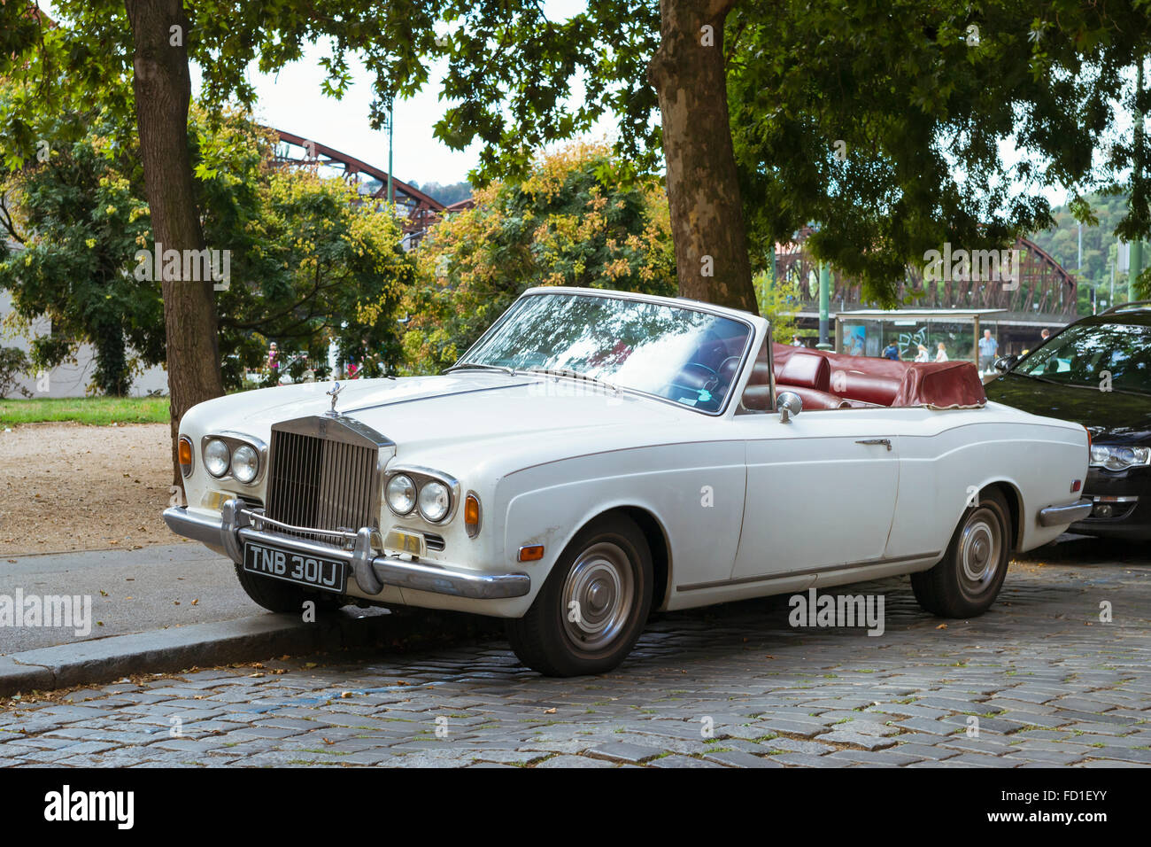 PRAGUE, RÉPUBLIQUE TCHÈQUE - 28 août 2015 : Vieille Rolls Royce avec le toit ouvert se trouve sur la rue dans le quartier de Vysehrad Banque D'Images