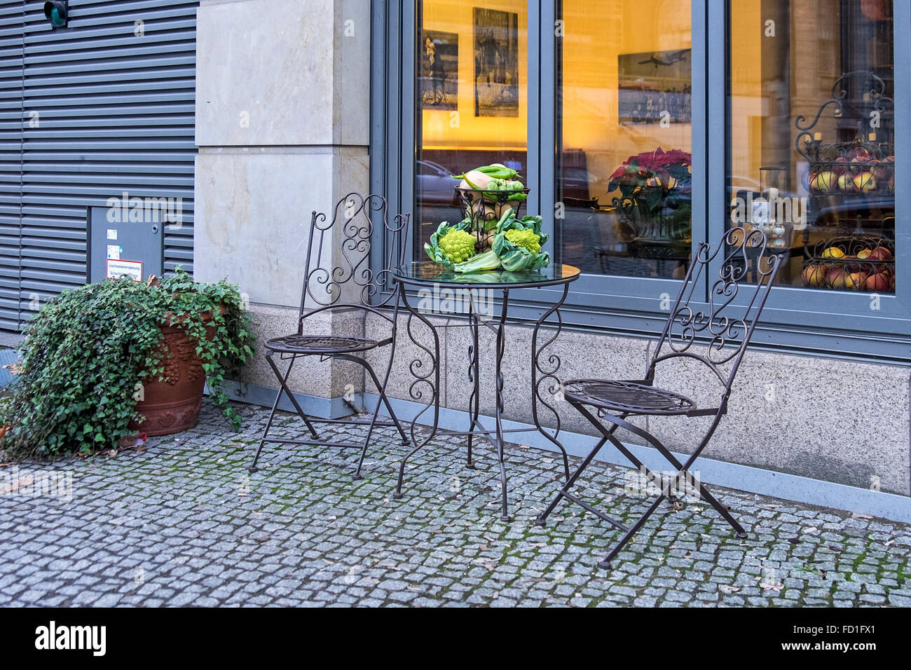 Zum Schwarzen Ferkel Restaurant Et Bar Ext rieur Avec Table Et Chaises 
