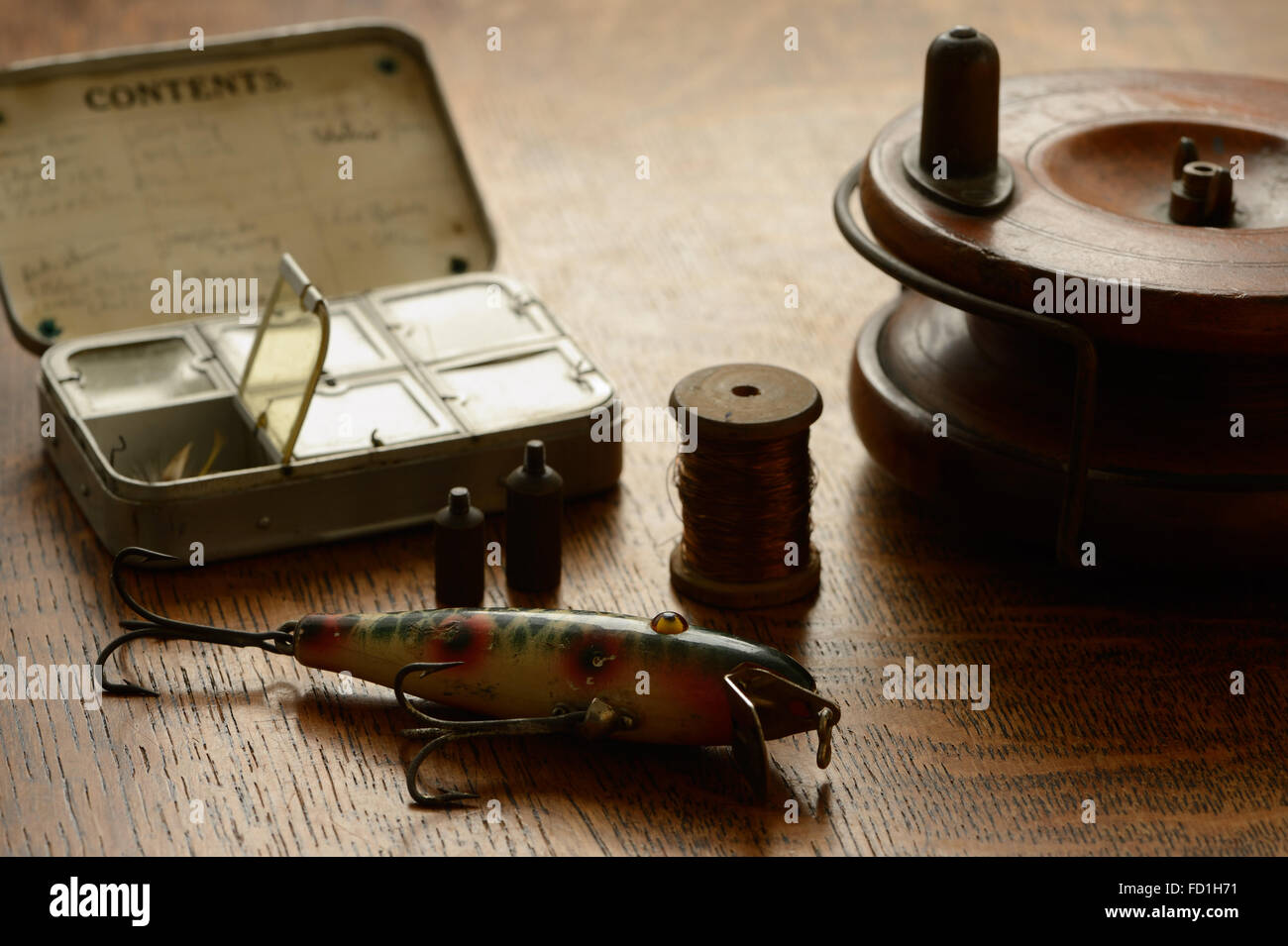 Tambour en bois et les articles de pêche a mis sur table en chêne . Banque D'Images