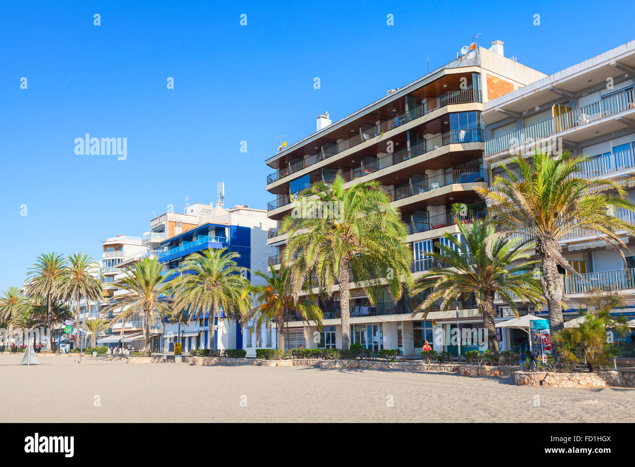 Calafell, Espagne - 13 août 2014 : la rue côtière et la plage publique de Calafell resort town dans une chaude journée d'été. Région Tarragona Banque D'Images
