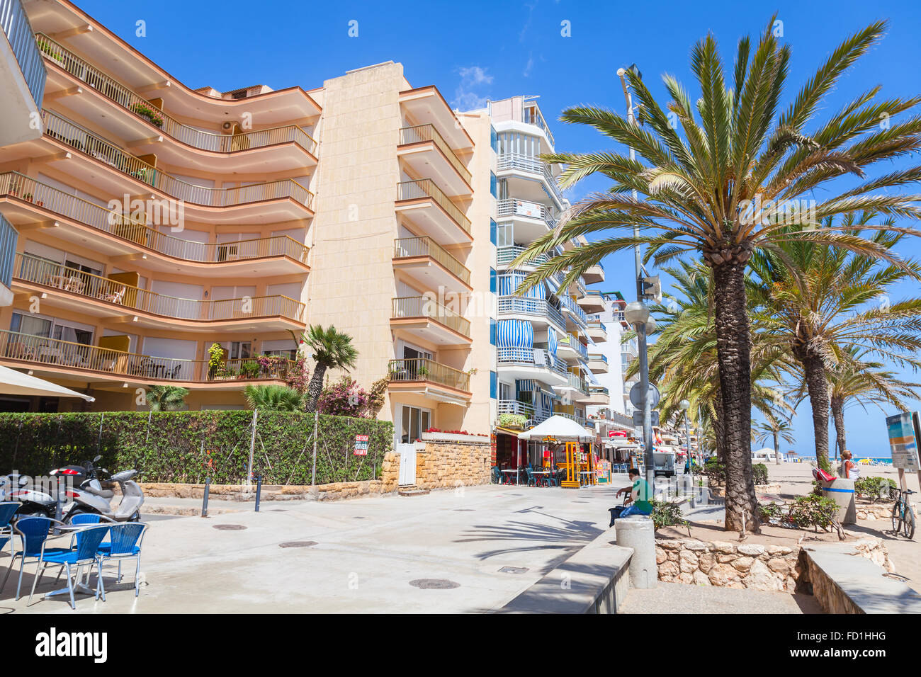 Calafell, Espagne - 13 août 2014 : la rue côtière avec les gens ordinaires. Calafell resort town dans une journée ensoleillée Banque D'Images