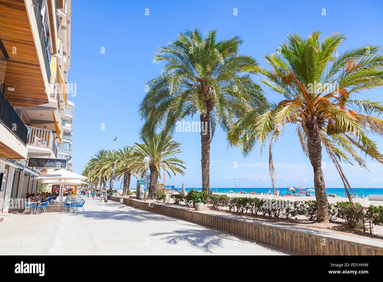 Calafell, Espagne - 13 août 2014 : vue sur la rue côtière de Calafell resort town dans une journée ensoleillée. Région Tarragona Banque D'Images