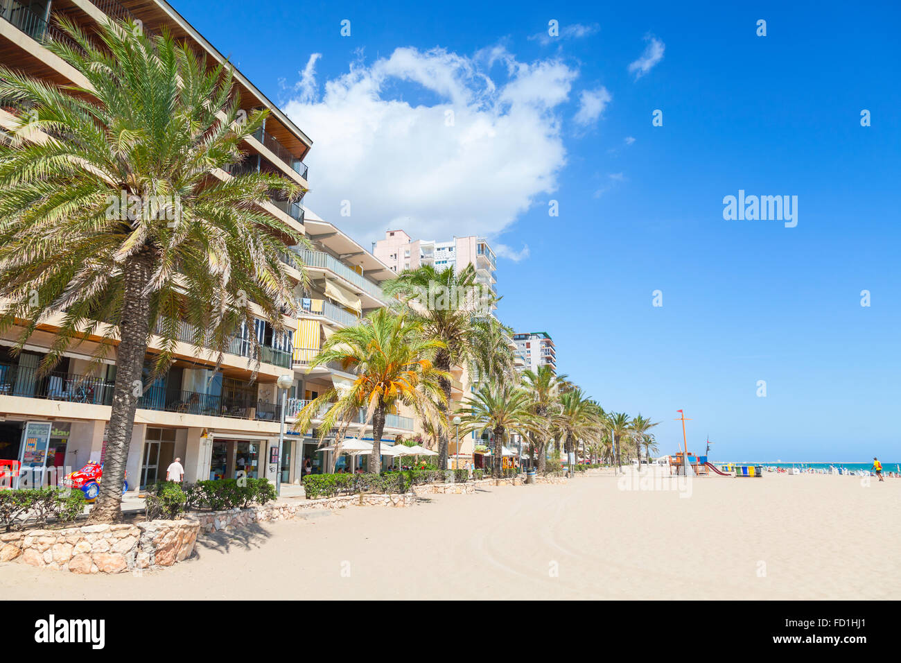 Calafell, Espagne - 13 août 2014 : Les gens de marcher sur la rue côtière de Calafell resort town dans une journée ensoleillée Banque D'Images