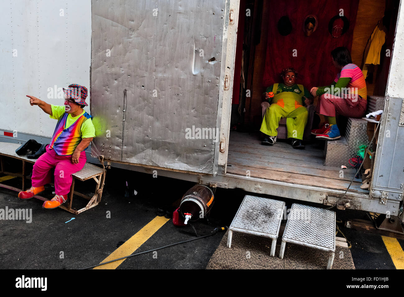 Un clown nain prend un reste, avec ses collègues, dans le clown de cirque backstage Renato, à San Salvador, El Salvador. Banque D'Images