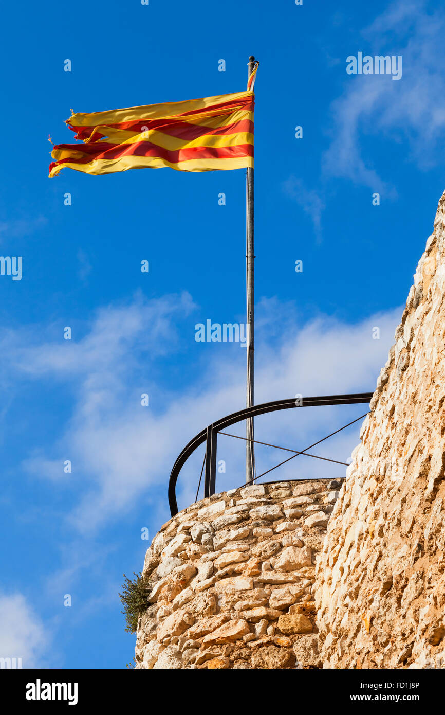 Brandissant le drapeau de la Catalogne sur le vent au-dessus de blue cloudy sky Banque D'Images