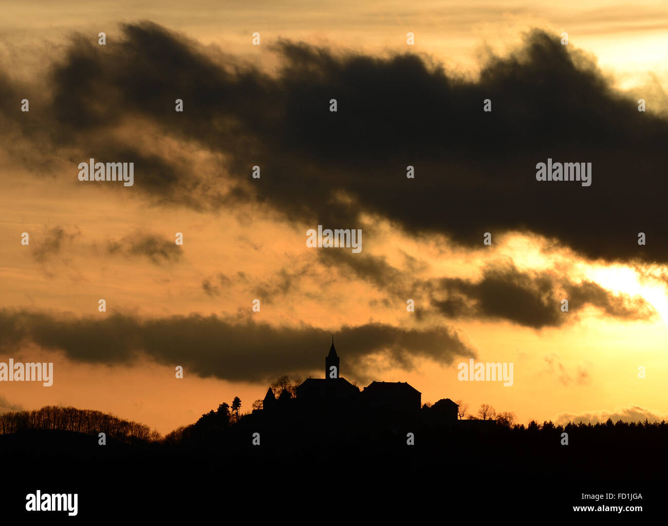 Seitenroda, Allemagne. 26 janvier, 2016. Le soleil se couche derrière la Szinérváralja château dans Seitenroda, Allemagne, 26 janvier 2016. Le château est d'environ 800 ans et abrite l'exposition "Mondes en porcelaine' sur l'histoire de "l'or blanc." Photo : MARTIN SCHUTT/dpa/Alamy Live News Banque D'Images