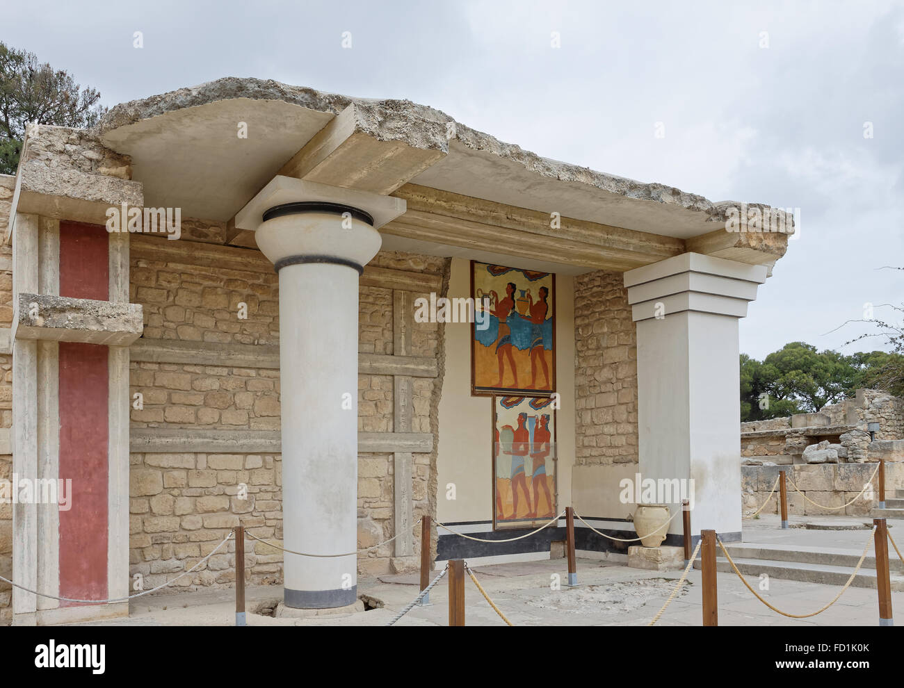 Knossos Palace minotaure colonne avec des fresques minoennes, Crete Island, Grèce Banque D'Images