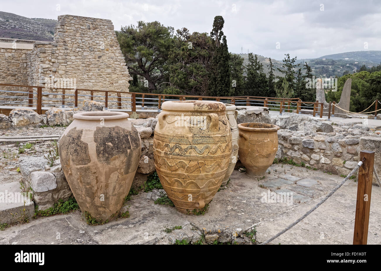 Pithoi, stockage ou pots Minoens, de Knossos Crète Grèce stocké à sec et humide consommables, tels que le vin, l'huile et de céréales. Banque D'Images