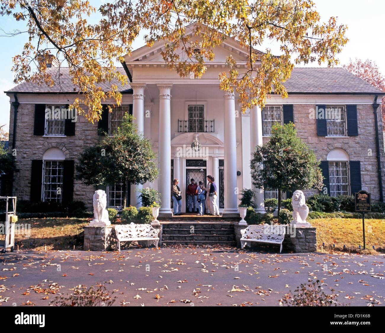 Vue avant de Graceland, la maison d'Elvis Presley, au cours de l'automne, Memphis, Tennessee, États-Unis d'Amérique. Banque D'Images