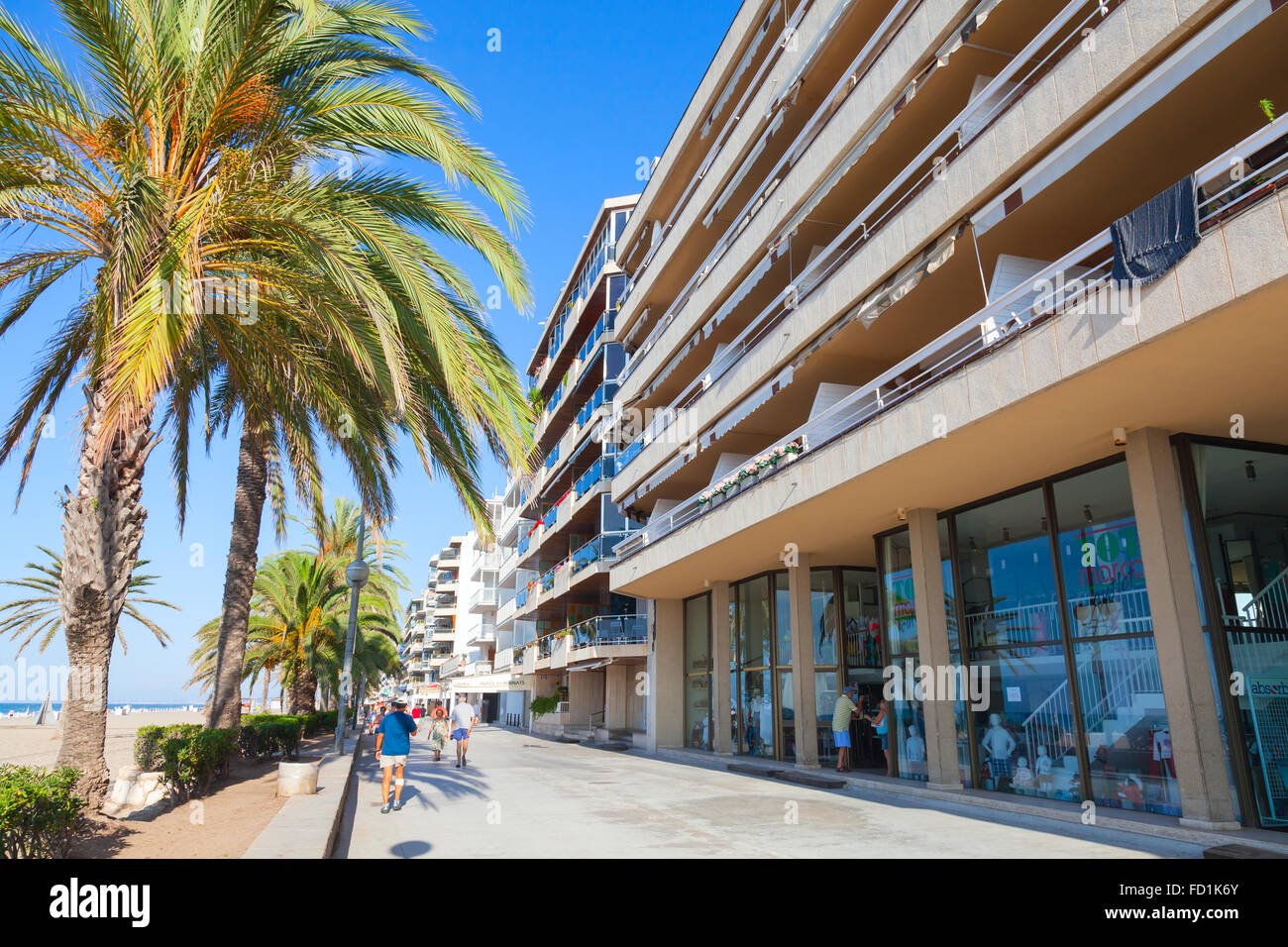 Calafell, Espagne - 13 août 2014 : Les gens de marcher sur la rue côtière de Calafell ville en journée ensoleillée. Région Tarragona Banque D'Images