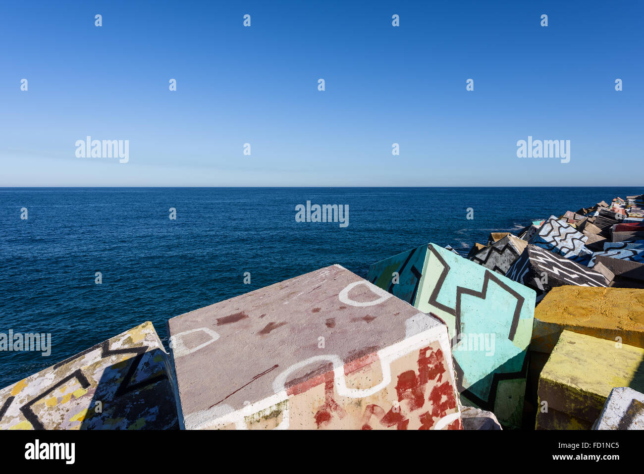 Vue sur la "Cubos de la Memoria" (cubes de mémoire), par le sculpteur Agustin Ibarrola, dans le port de Llanes, Asturias, Espagne. Banque D'Images