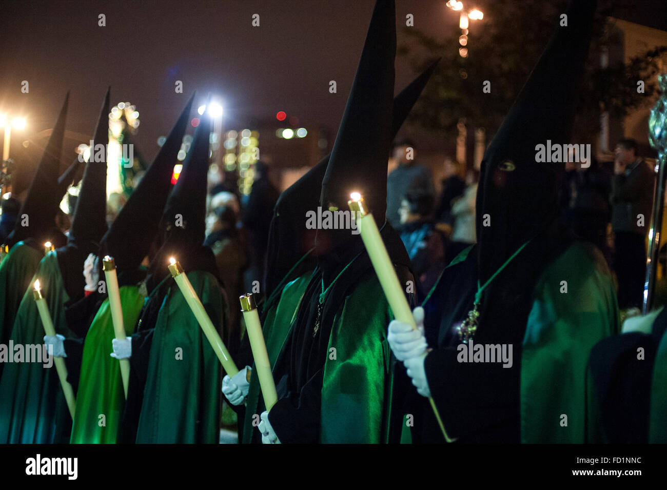 La Fraternité Notre Dame de l'espoir va en procession le lundi de Pâques Nuit Banque D'Images