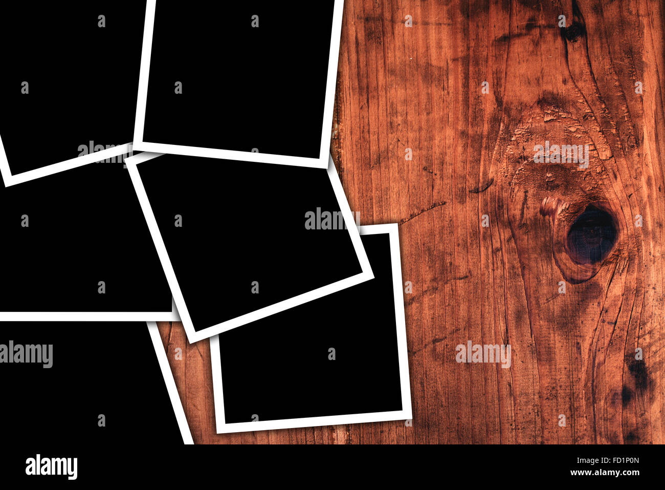 Format carré blanc photos sur un bureau en bois rustique comme copy space Banque D'Images