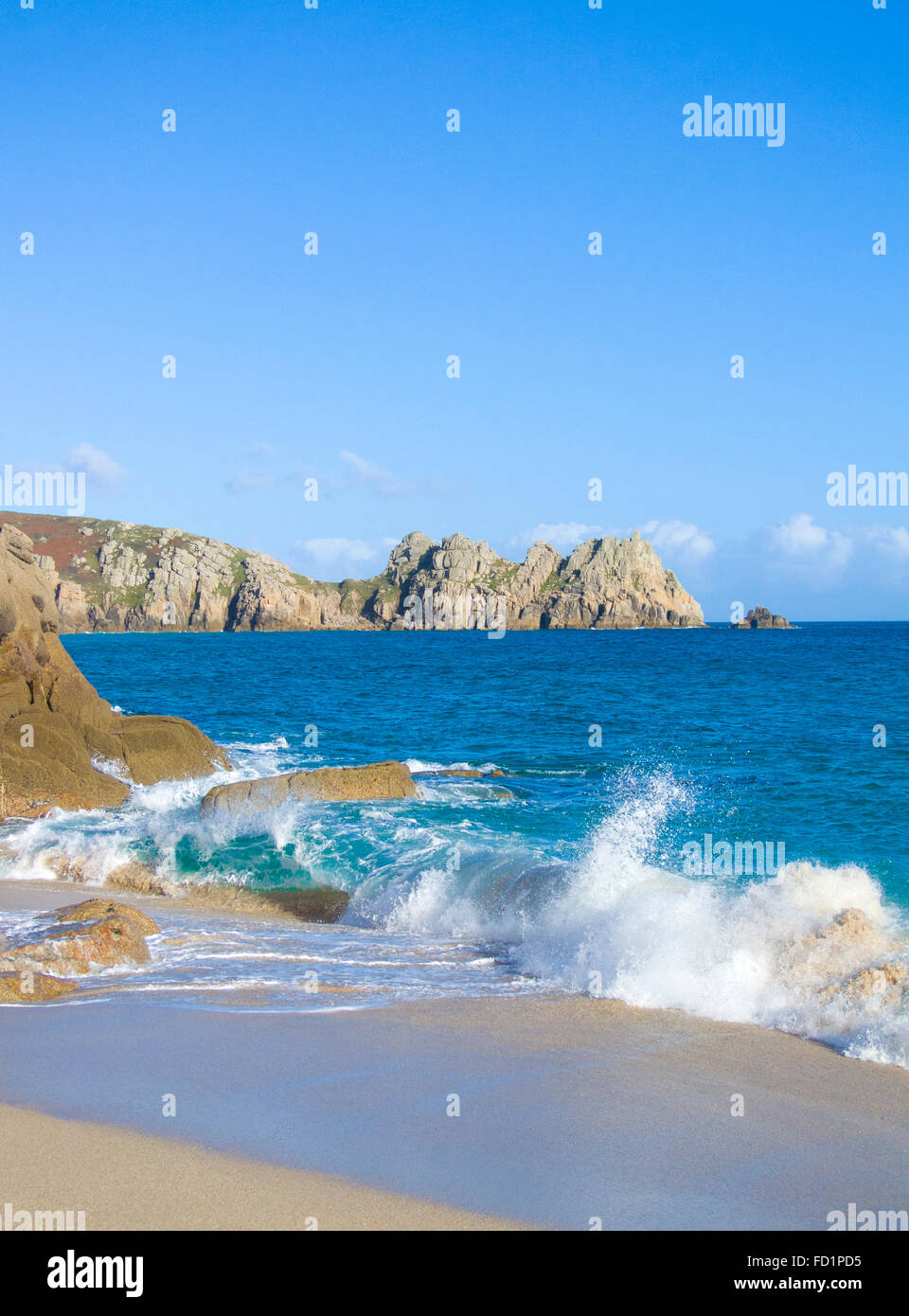 Plage de Porthcurno et Horrace Pointe & Logan Rock au-delà, Cornwall, England, UK en été Banque D'Images