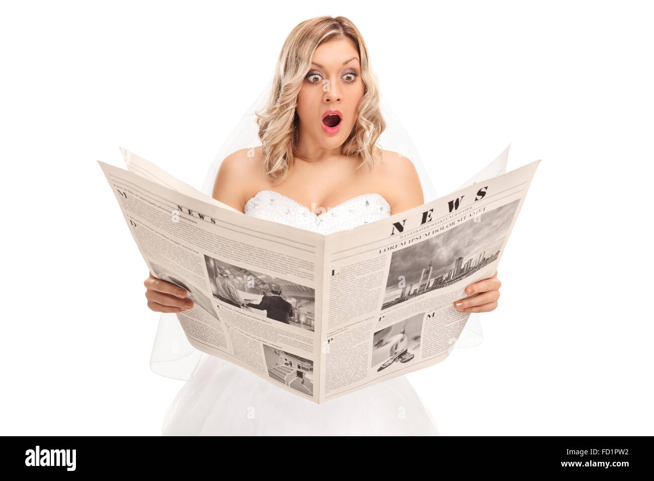 Portrait d'une jeune mariée surpris de lire un journal isolé sur fond blanc Banque D'Images