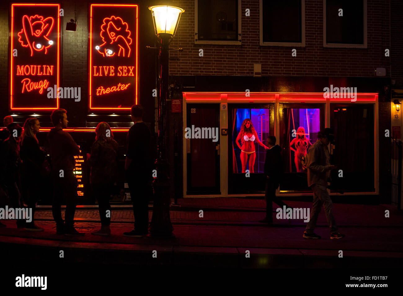 La zone du quartier rouge d'Amsterdam, célèbre pour ses prostituées posent dans windows avec les feux rouges Banque D'Images