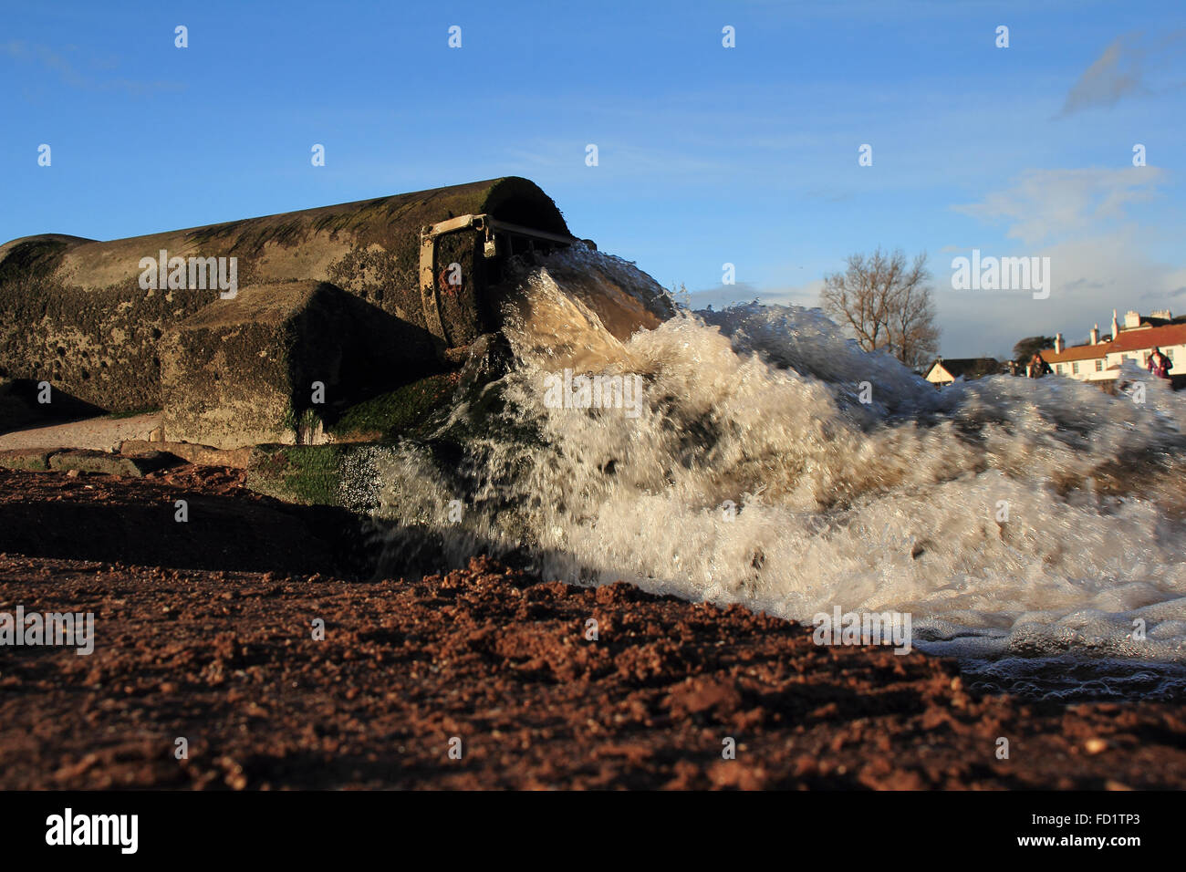 Tuyau de drainage des terres crachant de l'eau sale sur une plage de vacances à Paignton, Devon, Sud-ouest de l'Angleterre Banque D'Images