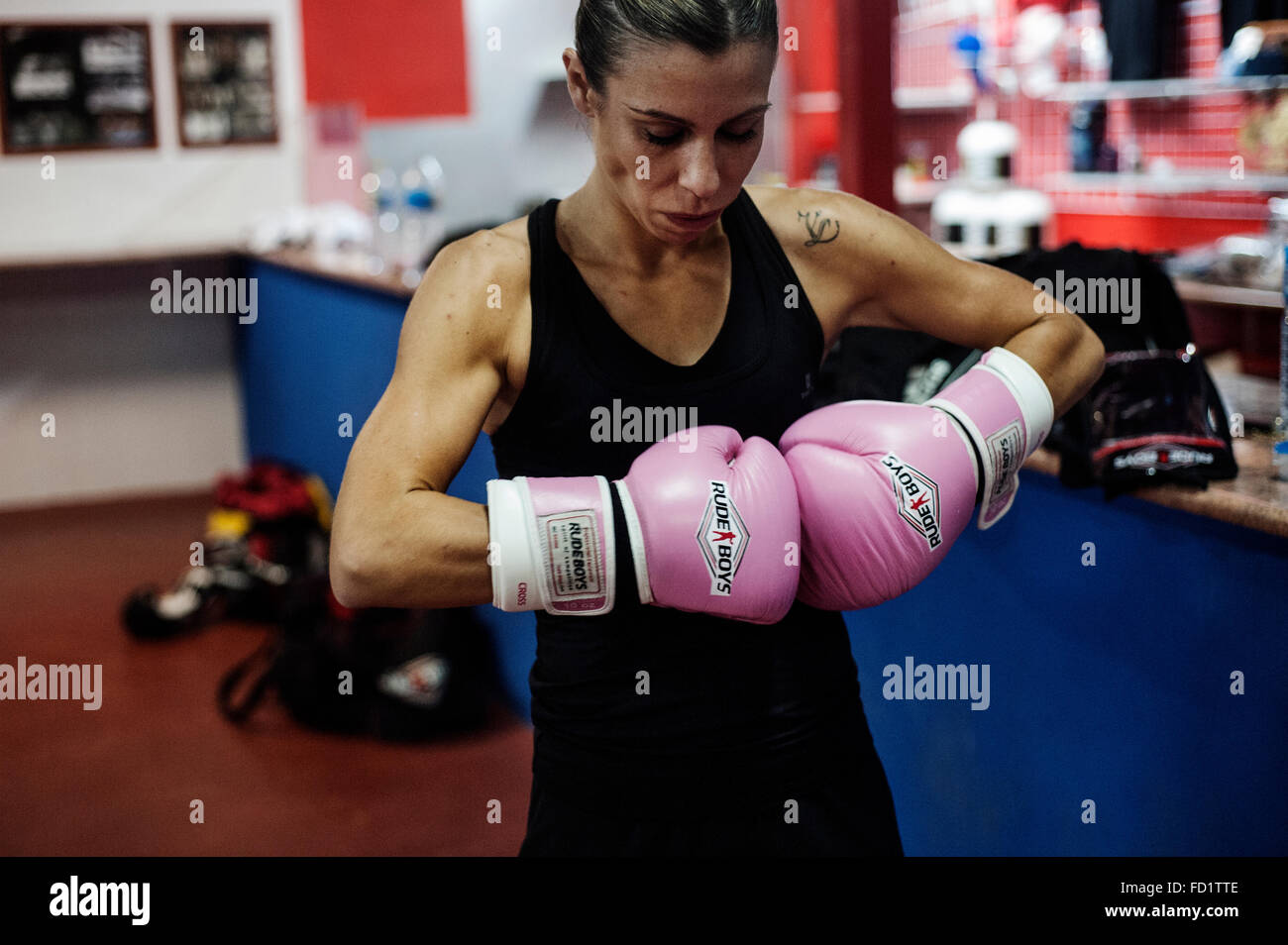 Marian concentrada antes de empezar un combate de boxeo en el club de boxeo de Elche. Banque D'Images
