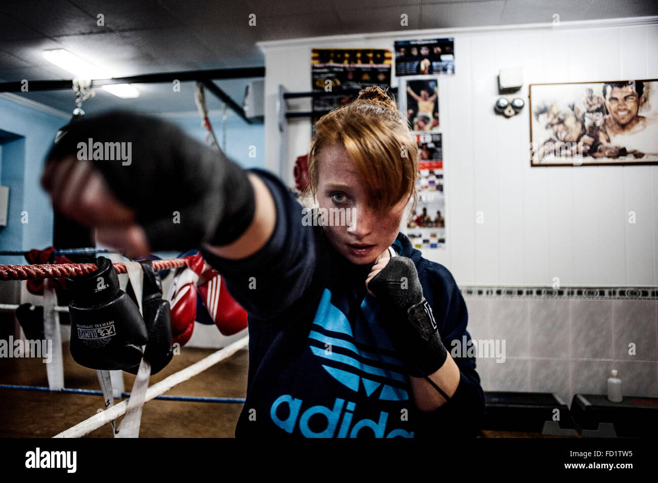 Maria entrenando en el club alicantino de boxeo Andres Martinez. Banque D'Images