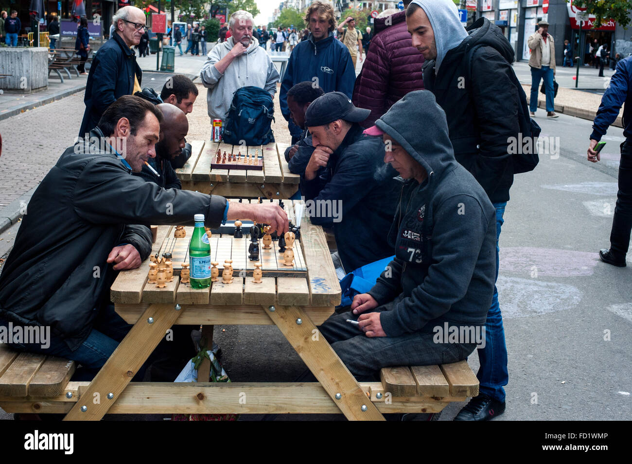 Les gens jouant aux échecs dans une rue de Bruxelles Banque D'Images