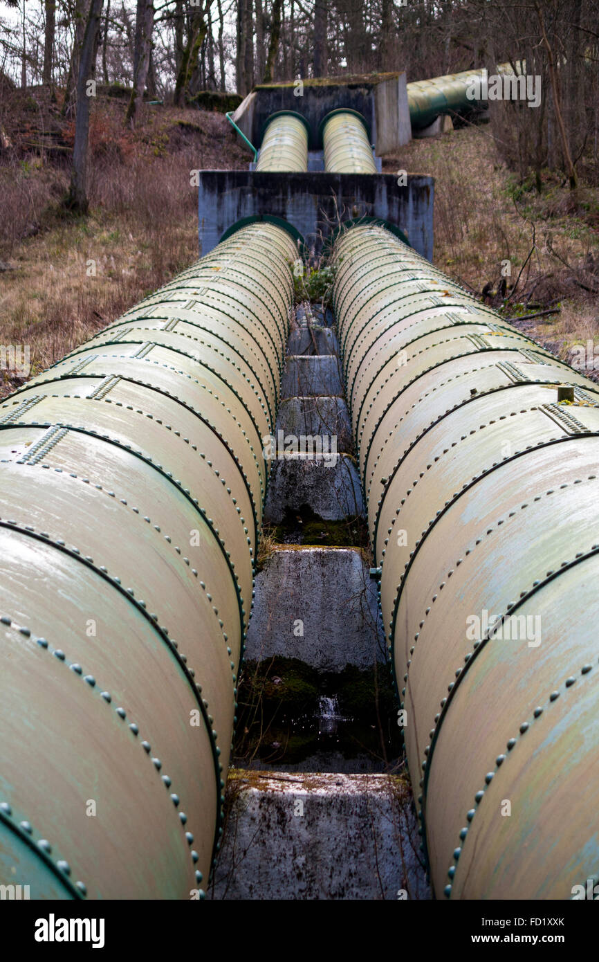 Les conduites de l'eau de la rivière Clyde à une usine hydro-électrique Banque D'Images