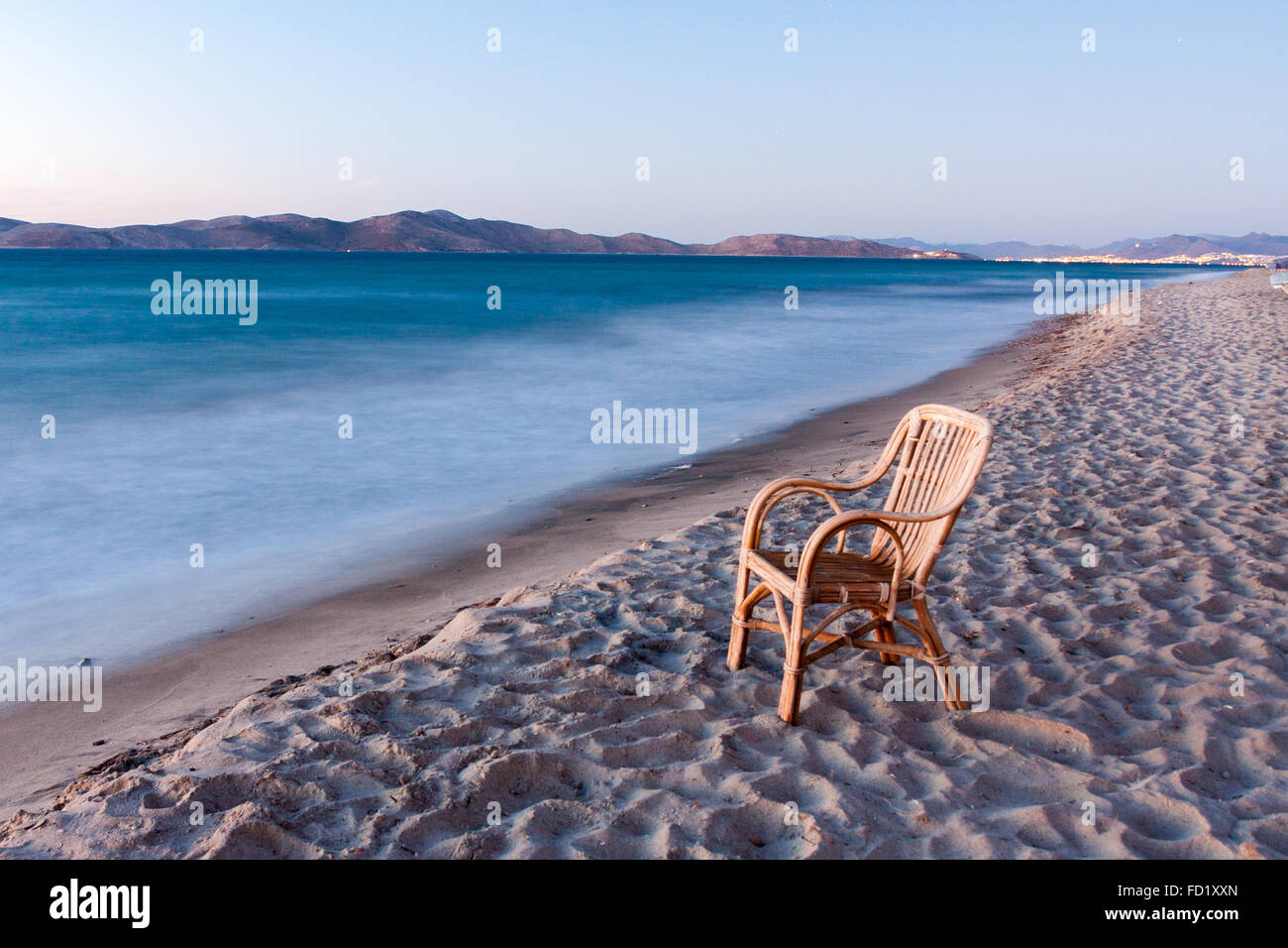 Une longue exposition au crépuscule sur la plage avec chaise en premier plan, la Turquie dans l'arrière-plan Banque D'Images