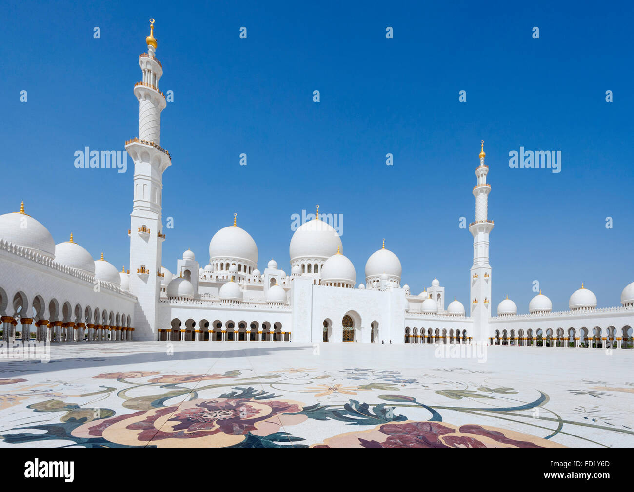 Vue sur cour richement décorée de la Grande Mosquée Sheikh Zayed à Abu Dhabi Emirats Arabes Unis Banque D'Images