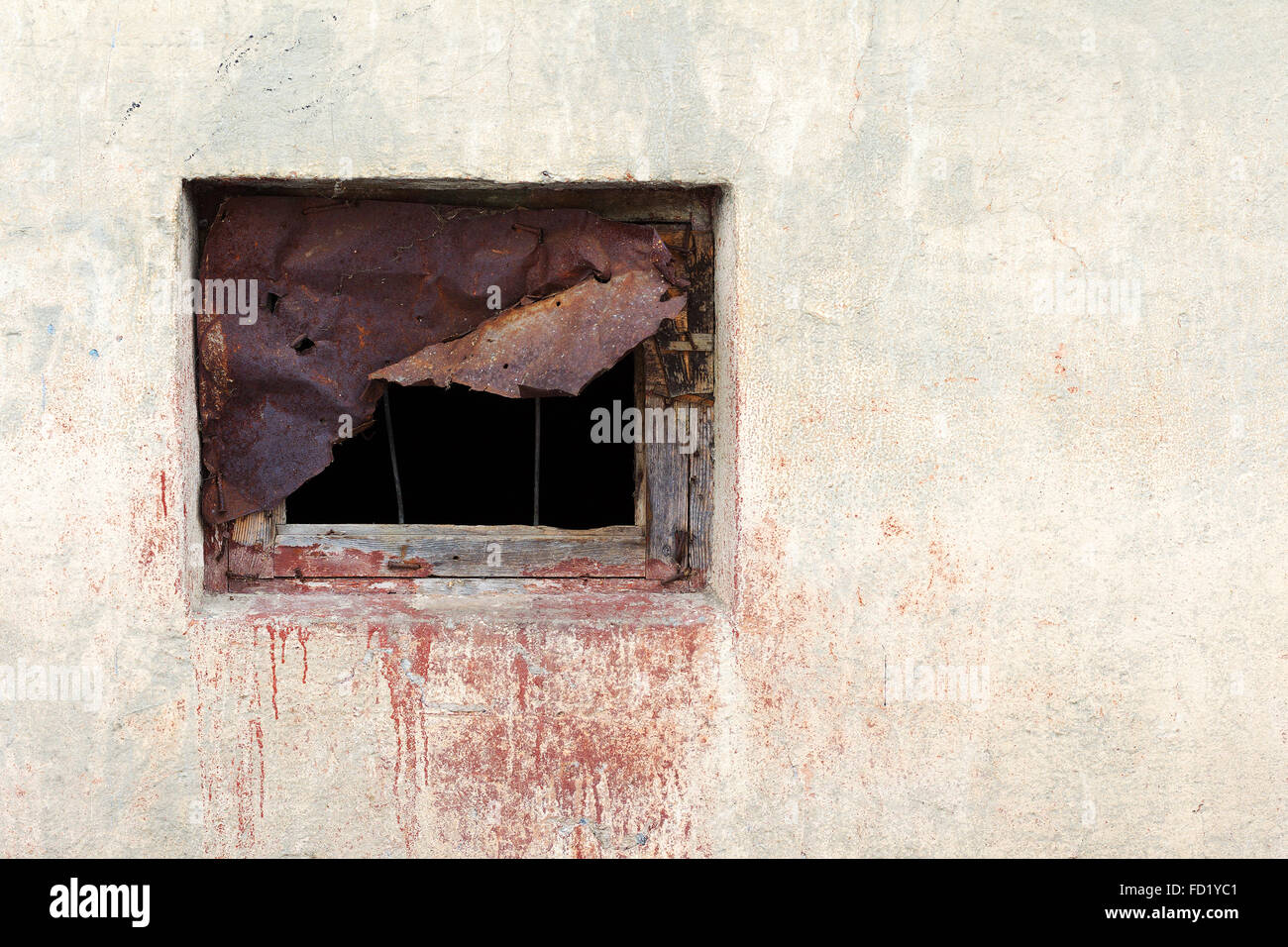 A la fenêtre de pièce de tôle rouillée sur le mur avec les rayures et les fissures. Grand fond ou de texture pour votre projet. Banque D'Images