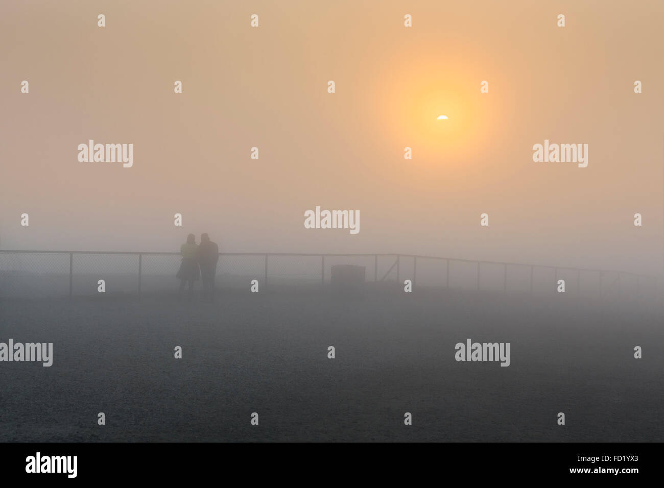 Soleil de minuit dans le brouillard, la plate-forme Nordkapplatået Nordkap, Nordkapp, Magerøya, comté de Finnmark, Norvège Banque D'Images