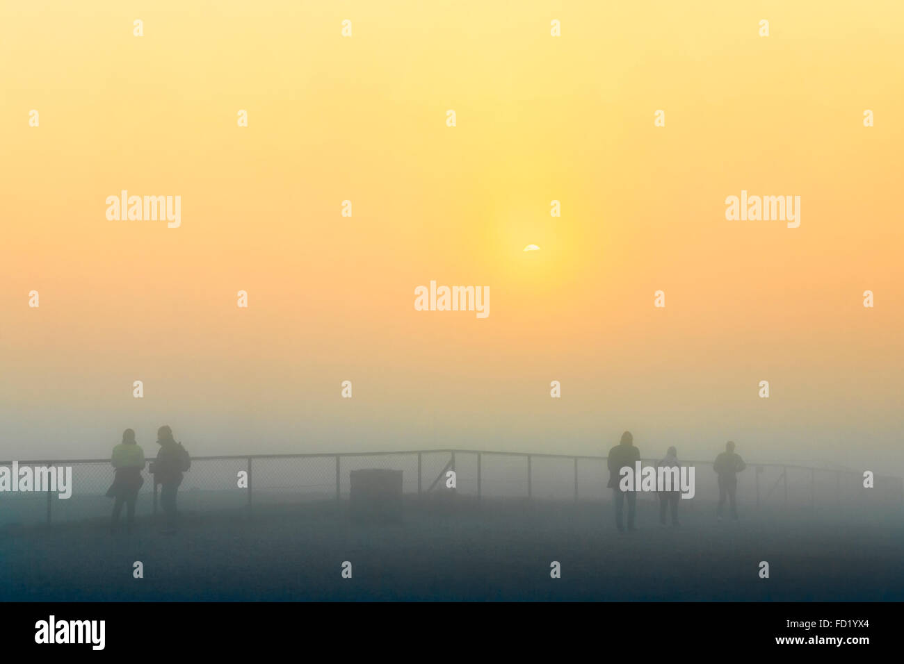 Visiteurs sur le cap Nord, la plate-forme Sun de minuit dans le brouillard, Nordkapplatået Magerøya, Nordkapp, comté de Finnmark, Norvège, Banque D'Images