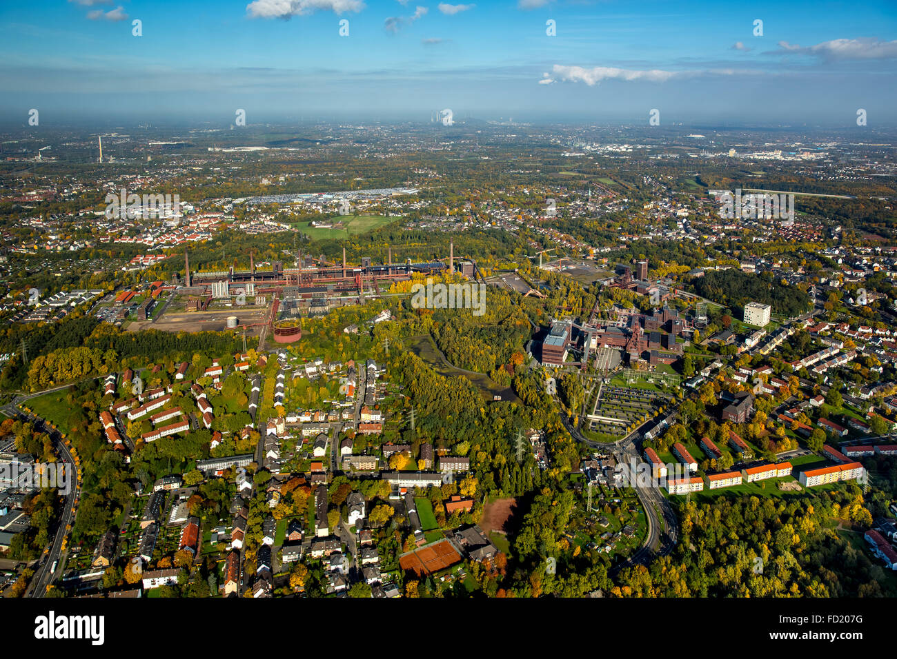 Vue de la ville et du complexe industriel de la mine de charbon de Zollverein, Essen, automne, Ruhr, Rhénanie du Nord-Westphalie, Allemagne Banque D'Images